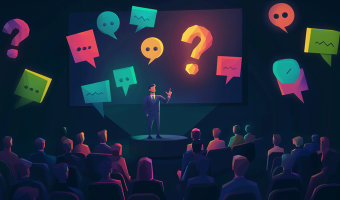 Ein Mann steht vor einem Publikum, über dem mehrere Sprechblasen und Fragezeichen zu sehen sind.