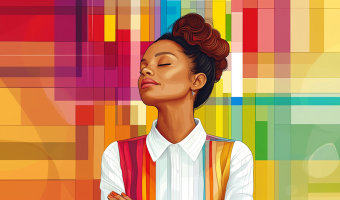 Eine Frau in weißer Bluse und bunter Weste steht tief entspannt vor einer Wand voller Farbmuster.